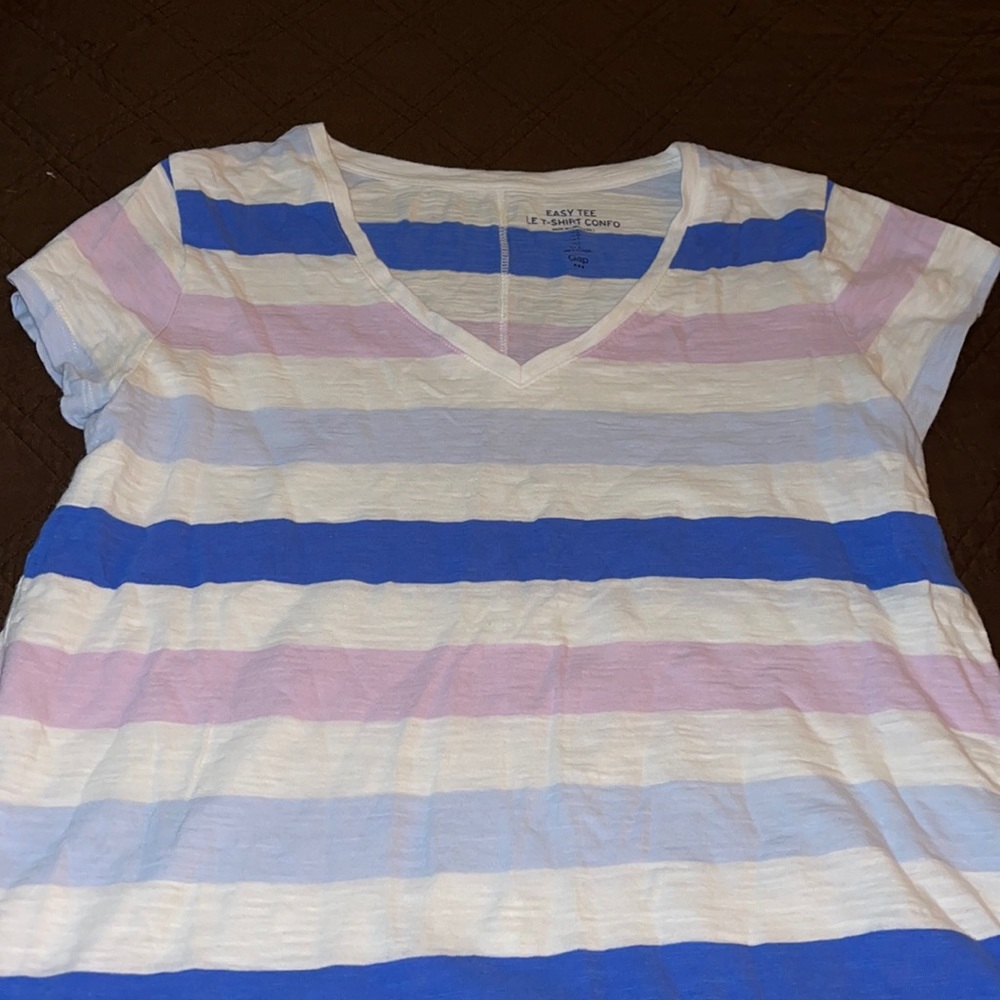 Woman’s short sleeve Gap shirt